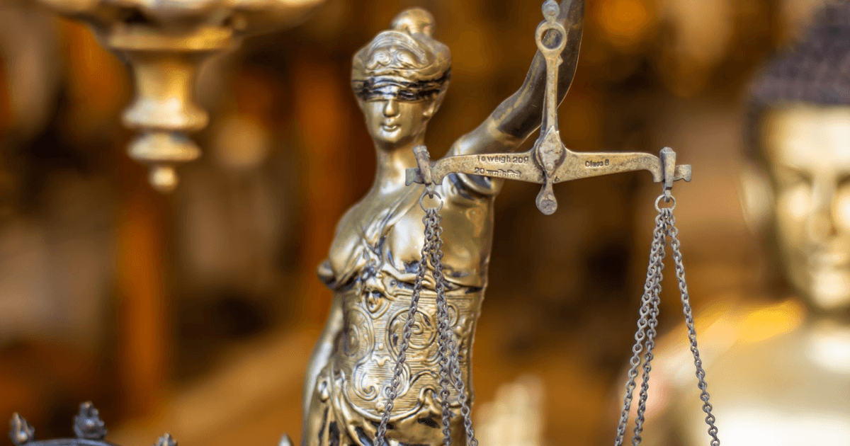 Discriminare Rasială la Bancă — Un Om a Câștigat Milioane în Instanță