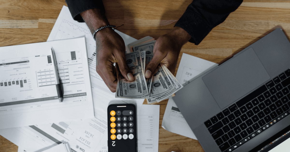 Salariul minim în 2026: cât crește, când și ce drepturi ai ca angajat