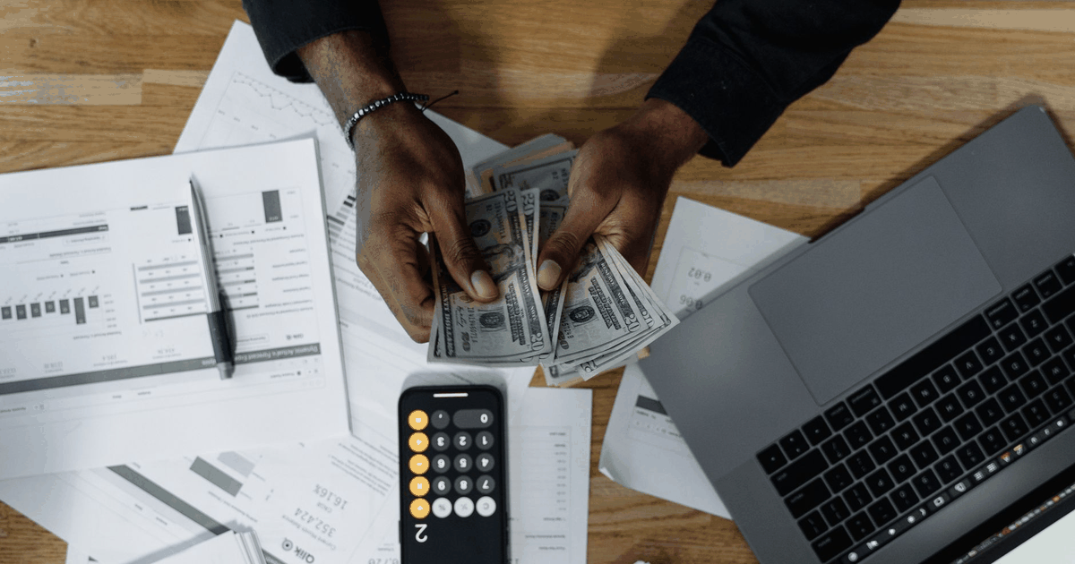 Salariul minim în 2026: cât crește, când și ce drepturi ai ca angajat